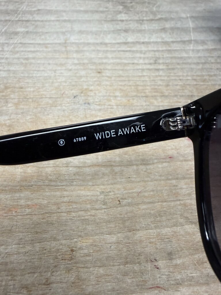 QUAY WIDE AWAKE BLACK SUNGLASSES