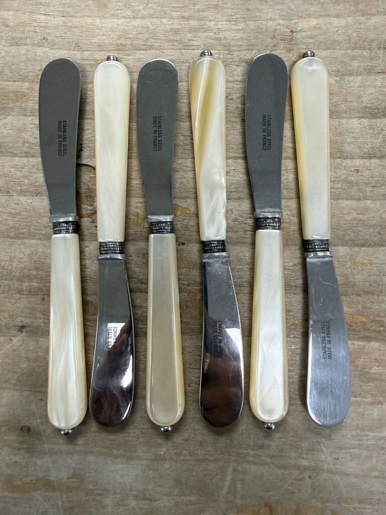 CASA BUGATTI Country 48-Piece Cutlery Set in Mother-of-the-Pearl with 3 serving utensils and 6 made in France spreading knives