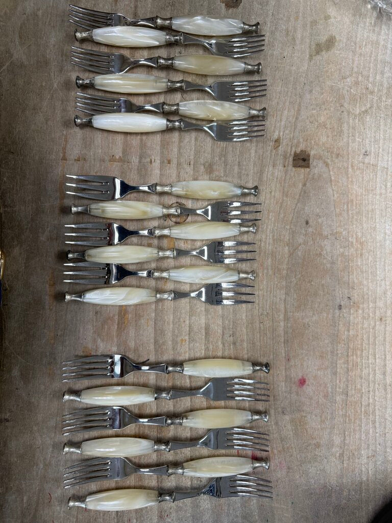 CASA BUGATTI Country 48-Piece Cutlery Set in Mother-of-the-Pearl with 3 serving utensils and 6 made in France spreading knives