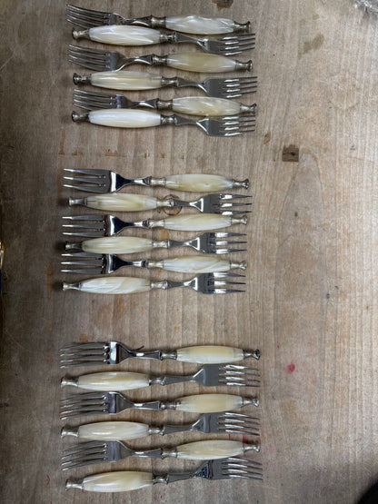CASA BUGATTI Country 48-Piece Cutlery Set in Mother-of-the-Pearl with 3 serving utensils and 6 made in France spreading knives