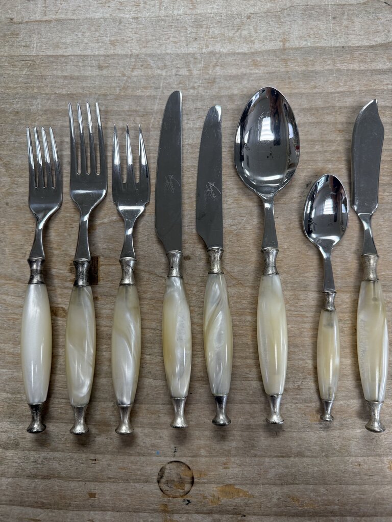 CASA BUGATTI Country 48-Piece Cutlery Set in Mother-of-the-Pearl with 3 serving utensils and 6 made in France spreading knives