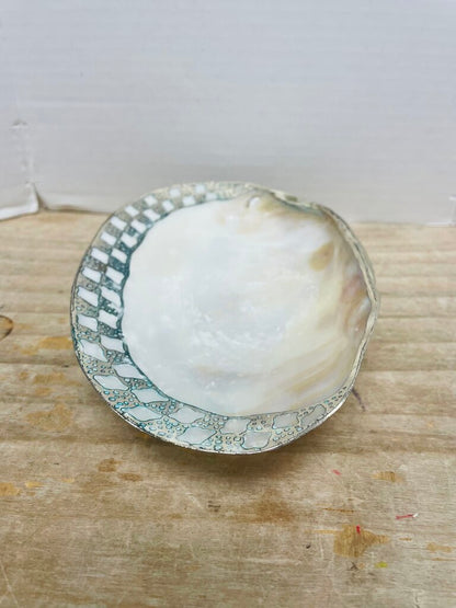 TWOS COMPANY SEA SHELL TRINKET DISH
